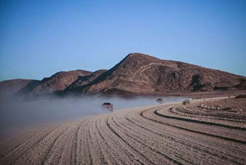 Moderne Elektronik, gut und schön - aber auf den staubigen Pisten in Namibia nutzen die kamerabasierten "Safety Sense"-Komponenten nicht viel