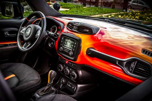 Auch das Armaturenbrett des Jeep Renegade wurde mit Flammen lackiert