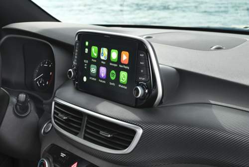 Der Bildschirm des Infotainmentsystems sitzt nun auf dem Armaturenbrett. Apple Carplay und Android Auto beherrscht das System
