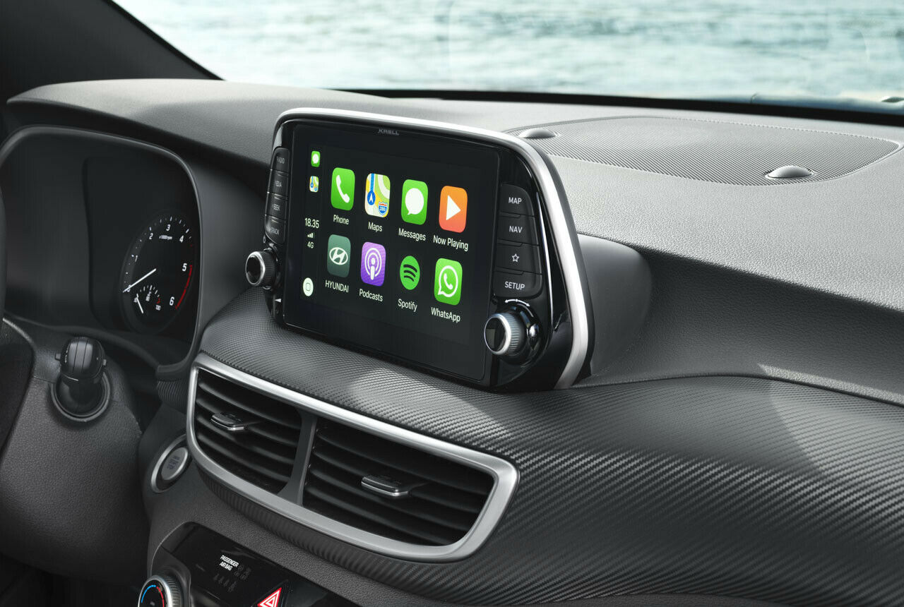 Der Bildschirm des Infotainmentsystems sitzt nun auf dem Armaturenbrett. Apple Carplay und Android Auto beherrscht das System