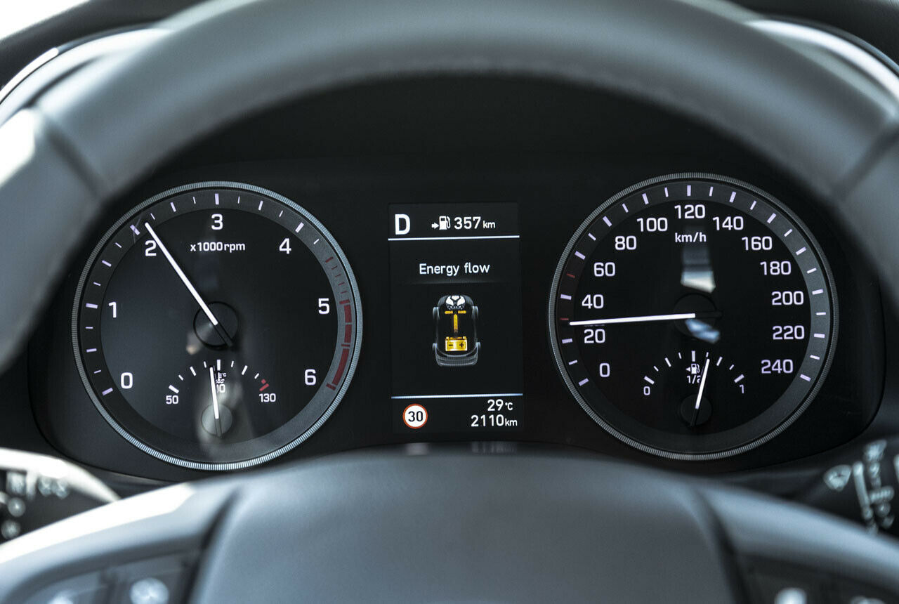 Im Display des Instrumententrägers lässt sich ablesen, ob der Startergenerator den Verbrenner gerade entlastet, oder ob er Energie in den 0,44-kWh-Akku im Heck schleust