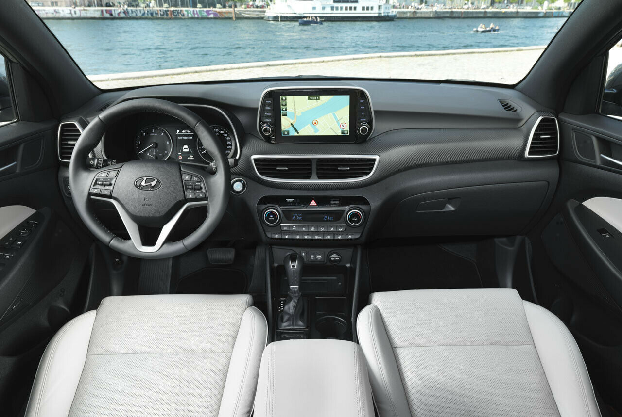 Das Armaturenbrett des Hyundai Tucson bekommt mehr Schwung und einen freistehenden Monitor