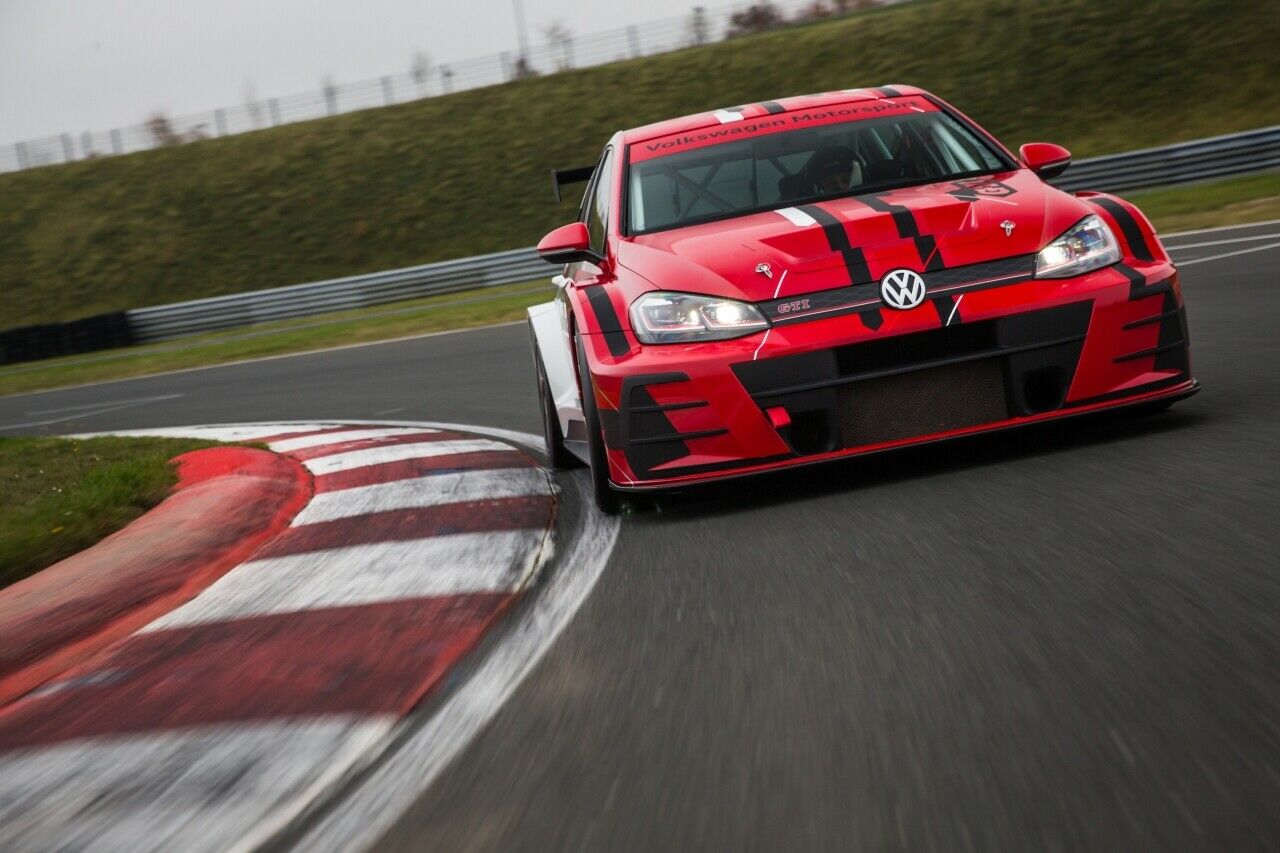 In Volkswagens Kundensport-Racer Golf GTI TCR kommen viele Teile aus der GTI-Serienproduktion zum Einsatz. Doch er ist leichter, stärker - und nicht straßenzugelassen