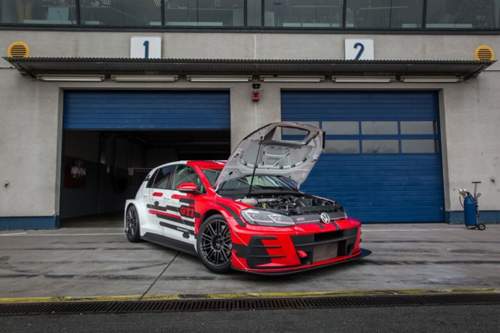 Im Motorraum trägt der VW Golf GTI TCR einen 2,0-Liter-Turbobenziner. Daran schließt wahlweise ein DSG oder ein sequentielles Getriebe an