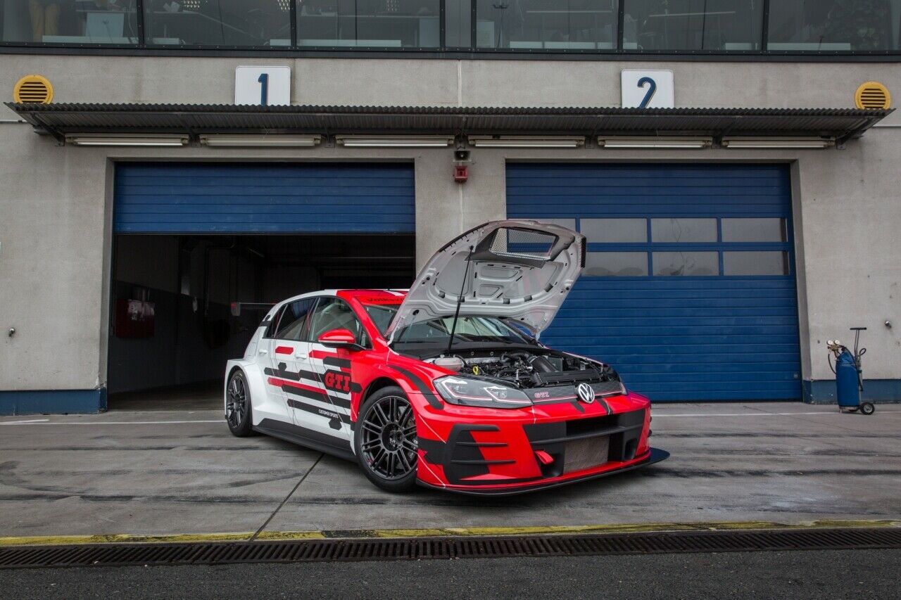 Im Motorraum trägt der VW Golf GTI TCR einen 2,0-Liter-Turbobenziner. Daran schließt wahlweise ein DSG oder ein sequentielles Getriebe an