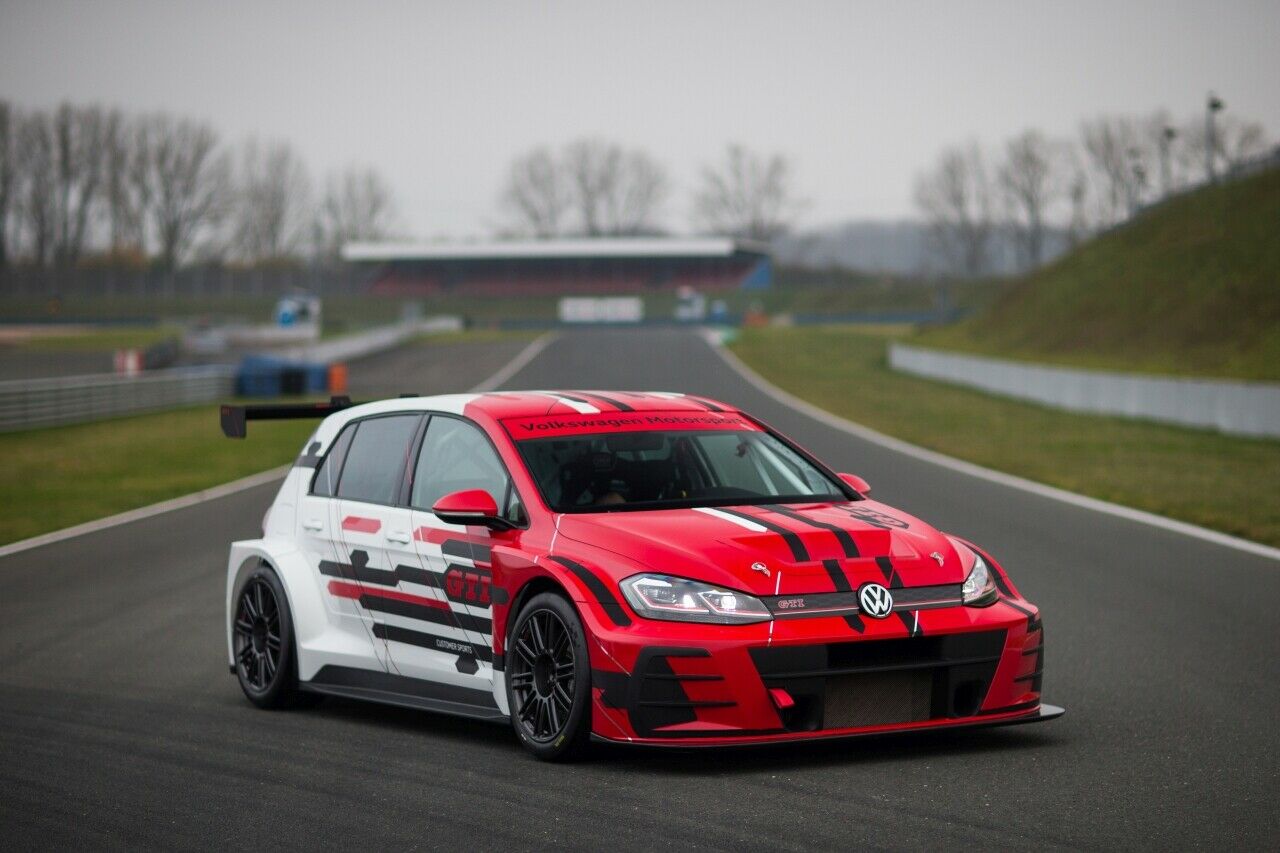Der stärkste Serien-GTI (Clubsport S) verfügt über 310 PS, der Tourenwagen GTI TCR über 40 PS mehr