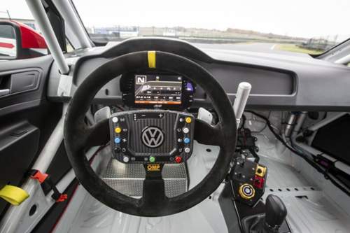 Wer braucht schon Tasten am Armaturenbrett? Im VW Golf GTI TCR sitzt der Fahrer ohnedies zu weit hinten, um sie erreichen zu können