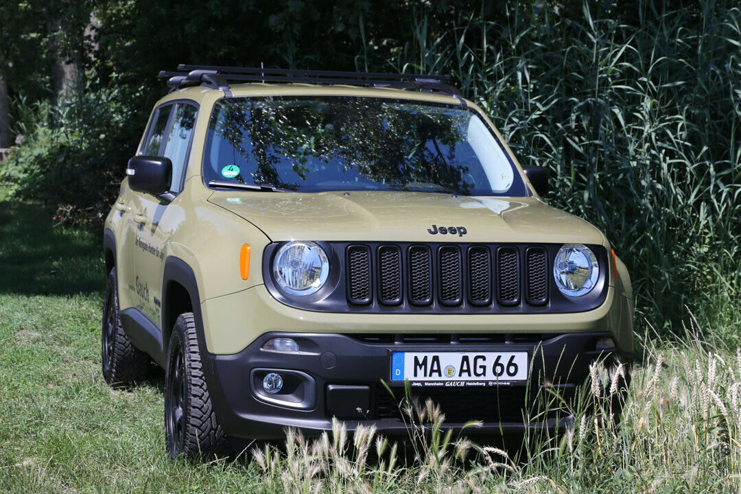 Alle glänzenden Karosserieteile am Jeep Renegade Hunter sind matt foliert um die Wildtiere nicht zu verschrecken