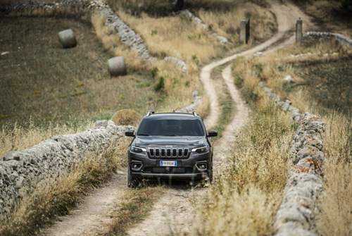 Jeep bietet den Cherokee zunächst ab 41.500 Euro. Dann mit dem 2,2-Liter-Turbodiesel mit 195 PS und Frontantrieb. Die Allradversion startet bei 43.500 Euro