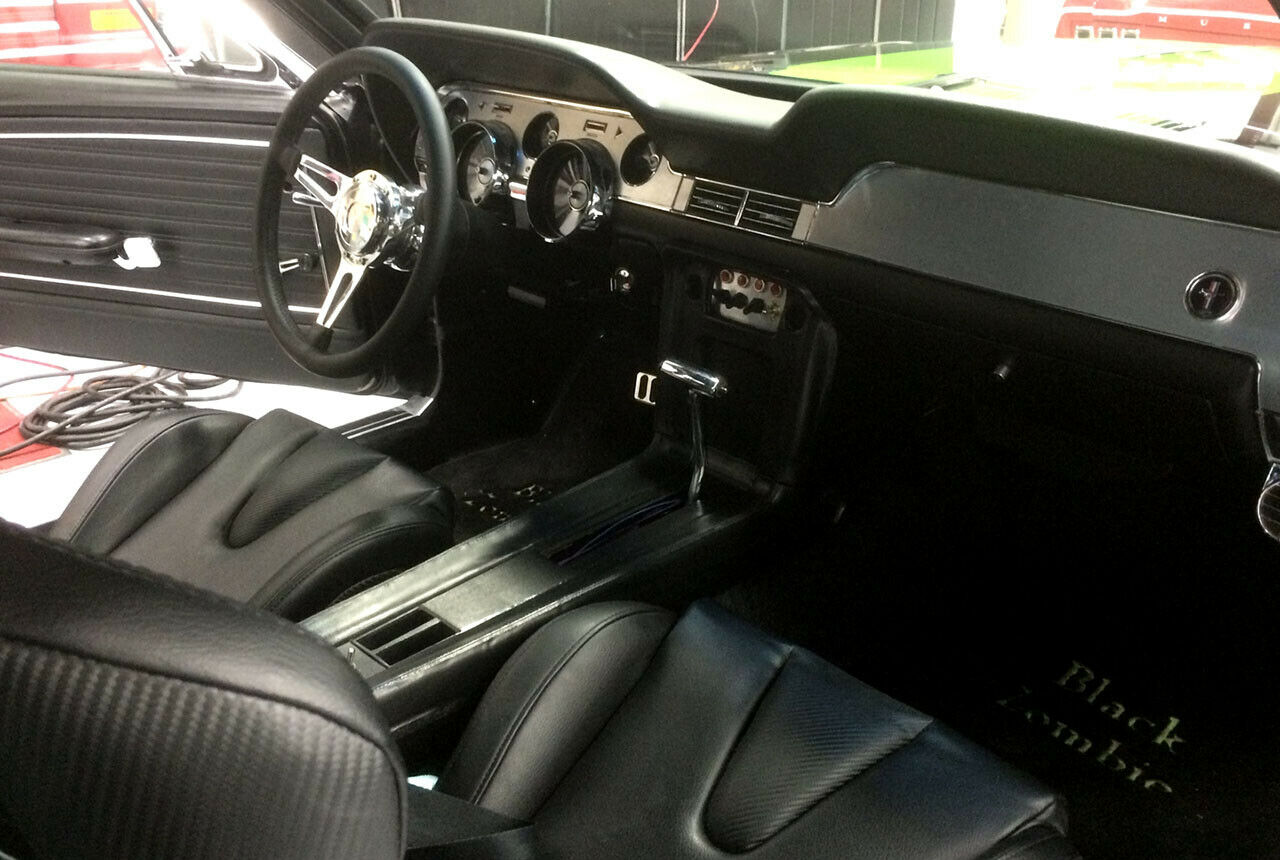Im Innenraum blieben die Grundformen des Mustang nach der Kondersion weitgehend erhalten