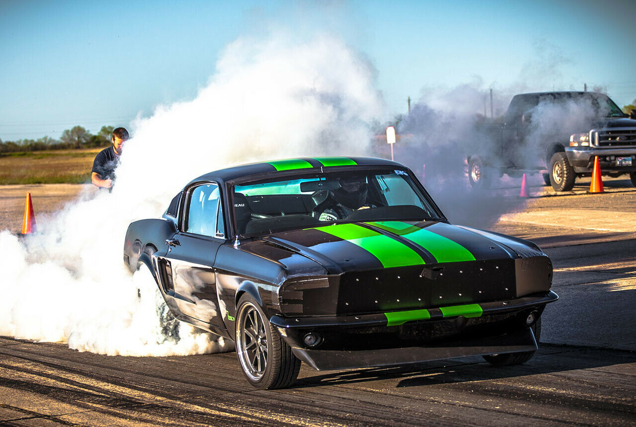 Bloodshed setzt den Mustang bei Drag-Rennen ein, die Viertelmeile schafft er in weniger als 10 Sekunden
