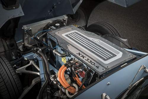 Wo vorher der Sechszylinder saß, bringt Jaguar jetzt den Akku unter, direkt dahinter ersetzt der Elektromotor das bisherige Getriebe
