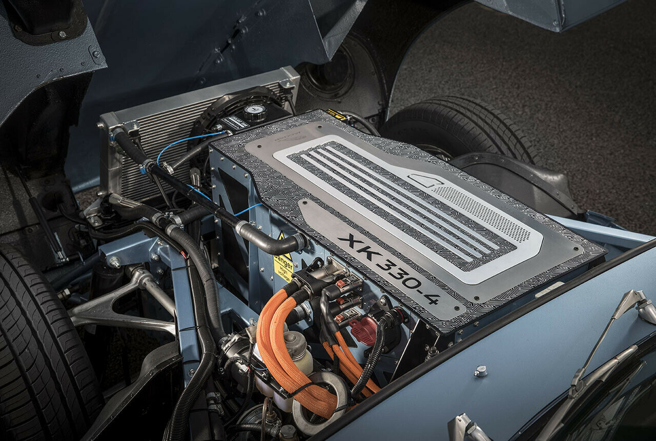Wo vorher der Sechszylinder saß, bringt Jaguar jetzt den Akku unter, direkt dahinter ersetzt der Elektromotor das bisherige Getriebe