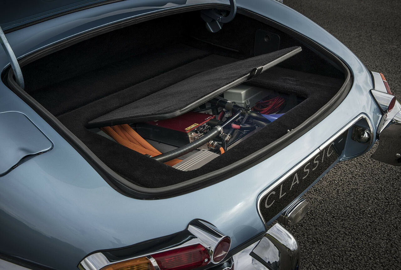 Die Regelelektronik packt Jaguar beim E-Type Zero in den Kofferraum, der dadurch etwas an Volumen einbüßt