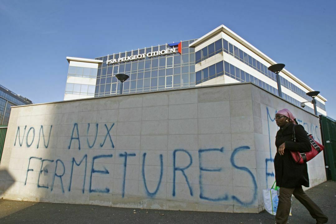 "Nein zu den Schließungen": Graffiti am PSA-Werk Poissy.