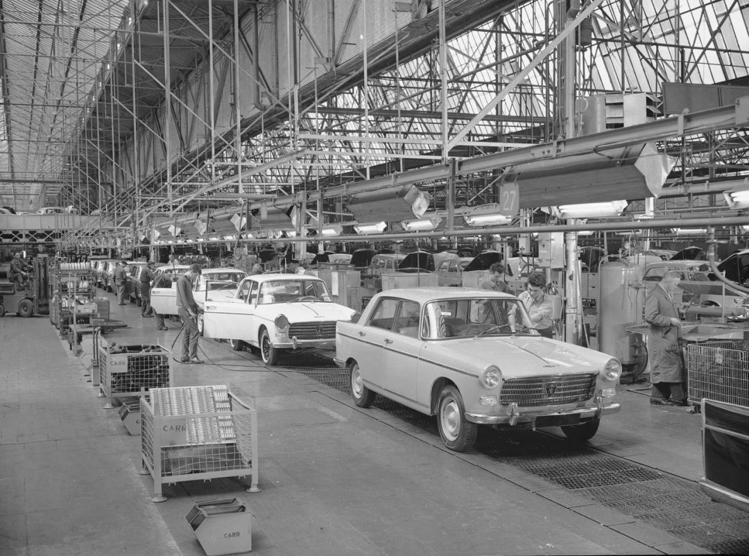 Tradition: Peugeot ist die älteste noch existierende Automarke (Serienproduktion seit 1891). Blick in die Produktionsstraße des Peugeot 404, 1961.