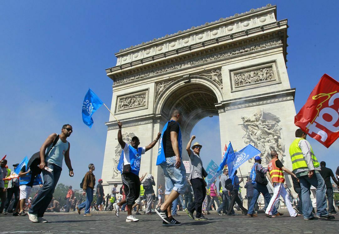 Gewerkschafter protestieren am Pariser Arc de Triomphe gegen den Stellenabbau.