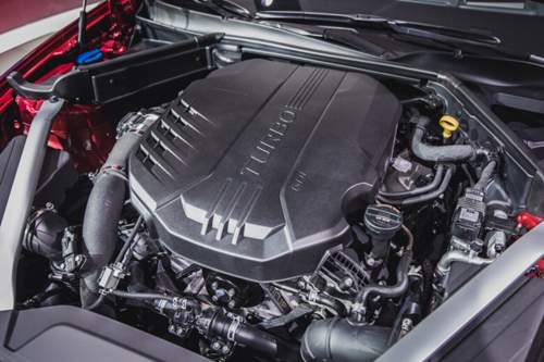 Der 3,3-Liter-Turbobenziner im Top-Stinger leistet 370 PS