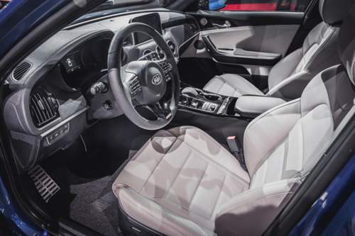 Kia gestaltet den Stinger gefällig. Eine Achtgang-Automatik gibt es serienmäßig