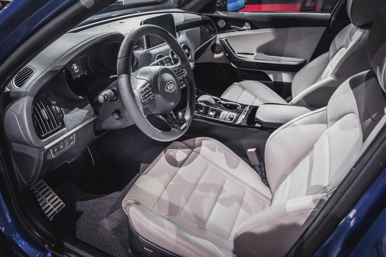 Kia gestaltet den Stinger gefällig. Eine Achtgang-Automatik gibt es serienmäßig