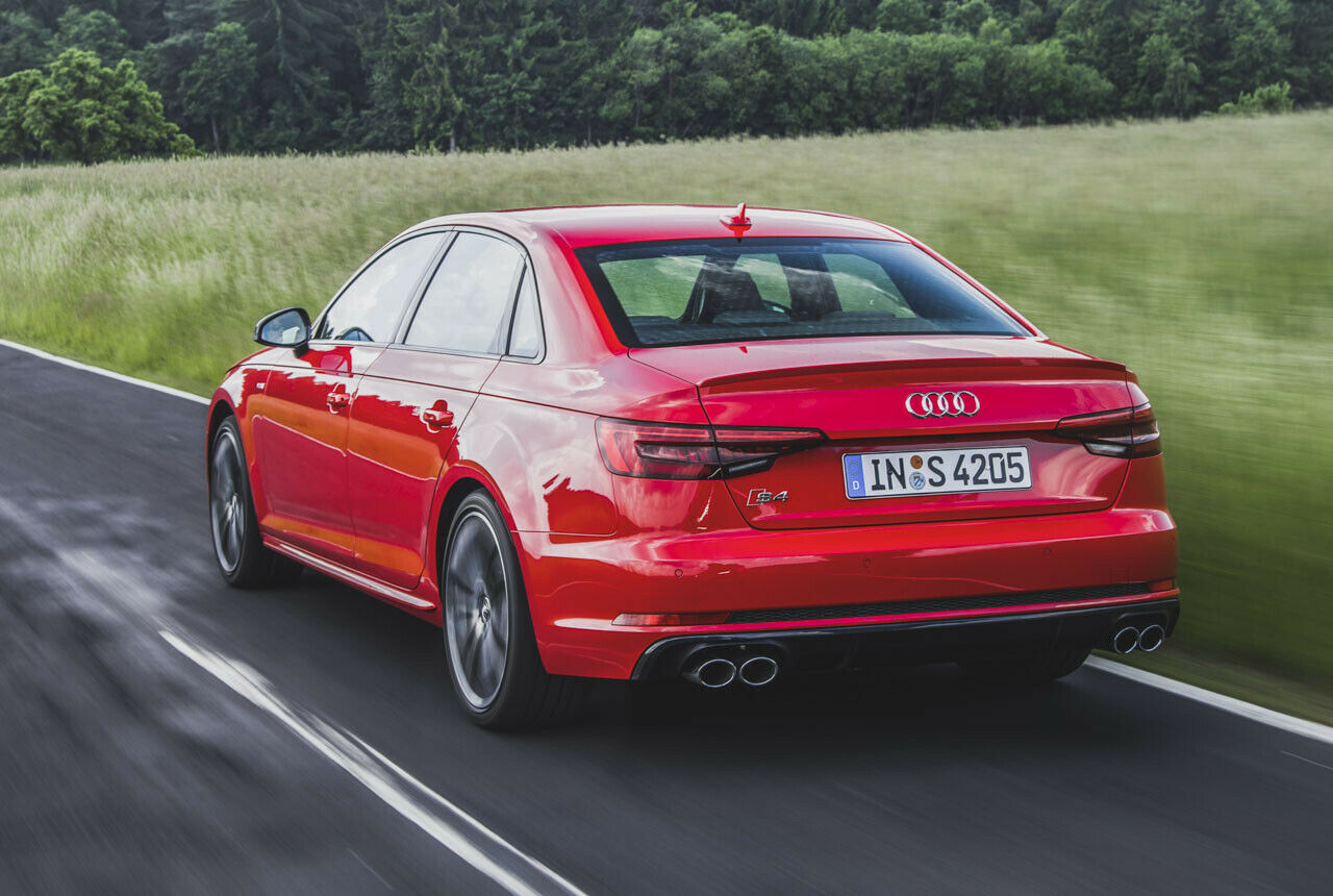 Die S4 Limousine beschleunigt in 4,7 Sekunden auf Tempo 100 und läuft 250 km/h Spitze