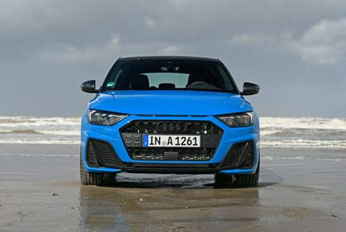 Direkt über dem sechseckigen Kühlergrill simuliert Audi am A1 Lufteinlässe als Erinnerung an die Sportversion des Ur-Quattro