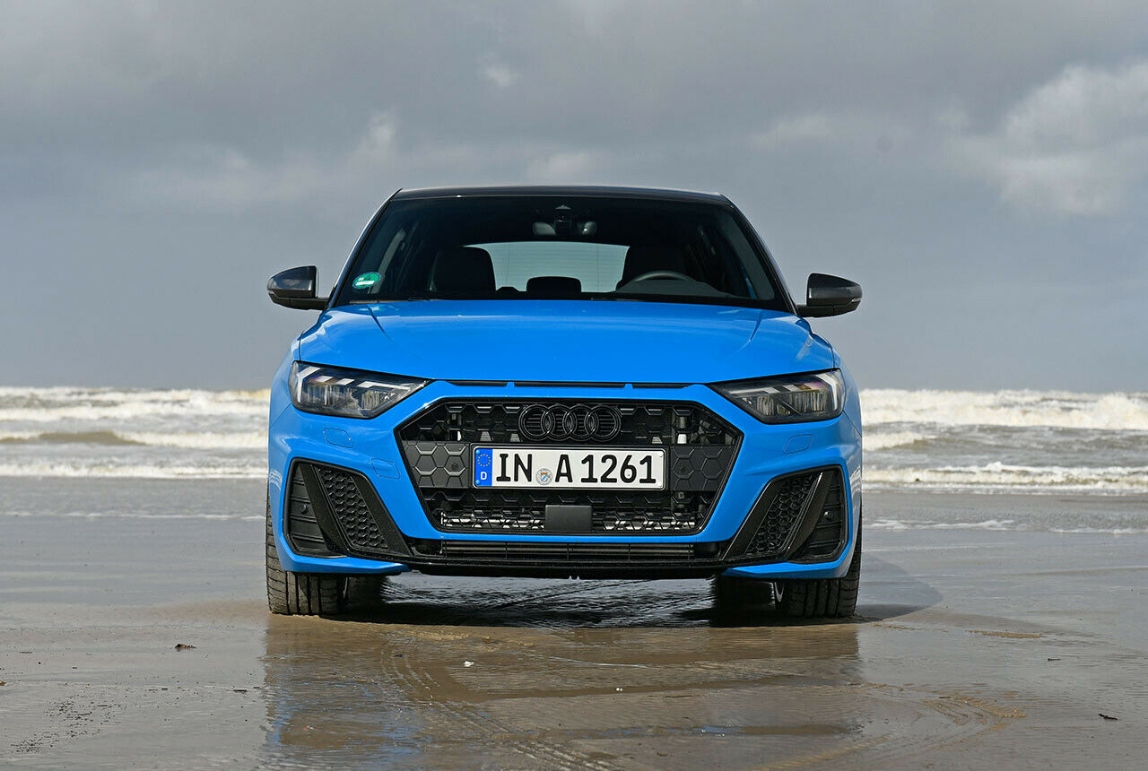Direkt über dem sechseckigen Kühlergrill simuliert Audi am A1 Lufteinlässe als Erinnerung an die Sportversion des Ur-Quattro