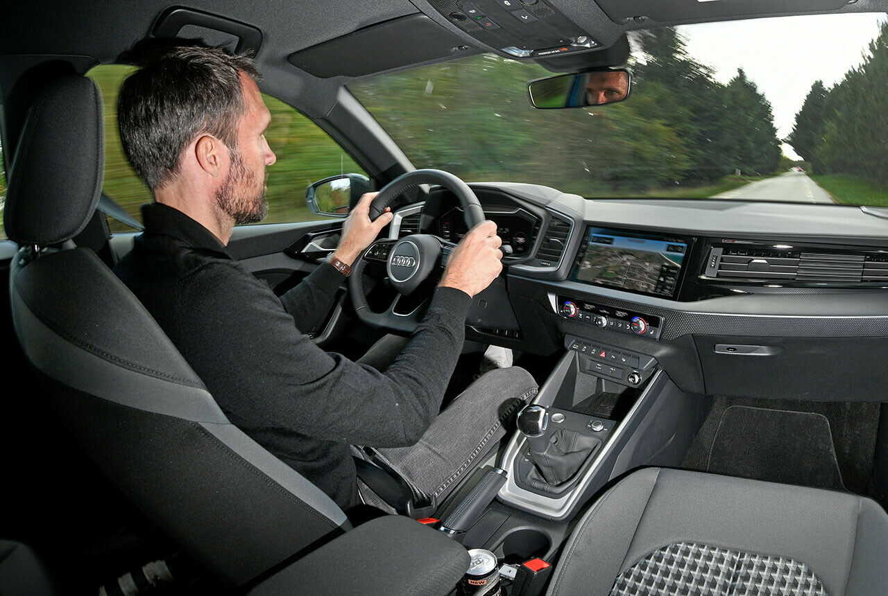 Auf engen Landstraßen macht der Audi A1 für 2018 richtig Freude