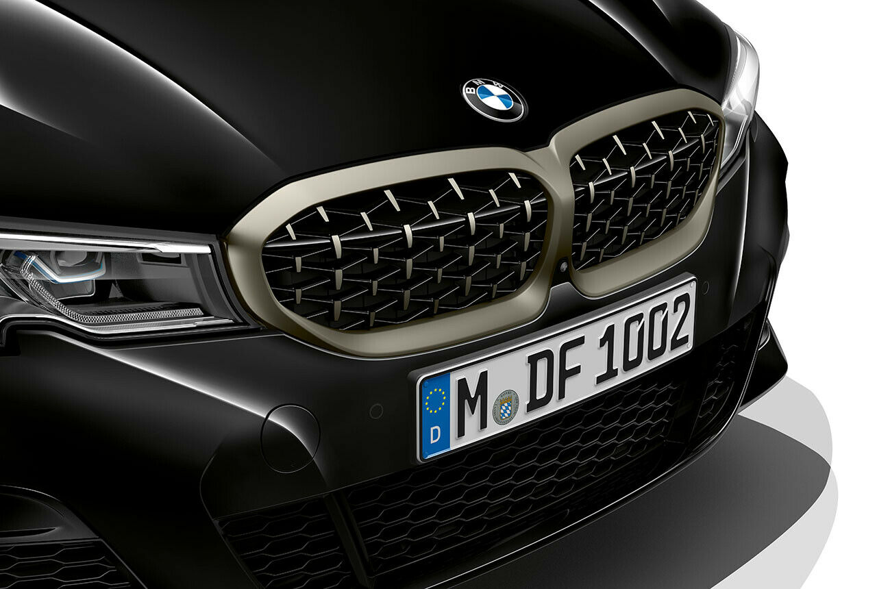 Die BMW-Niere mit den unterbrochenen Streben kennen wir schon vom Z4 M40i, jetzt setzt BMW sie auch am M340i xDrive ein