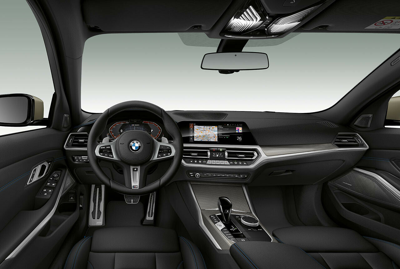 Im Innenraum ändert BMW für das M Performance Modell wenig, es gibt Sportsitze mit speziellen Bezügen