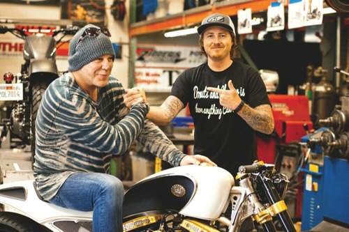Schauspieler Mickey Rourke und Bike-Customizer Sands bei der Übergabe eines Einzelstücks