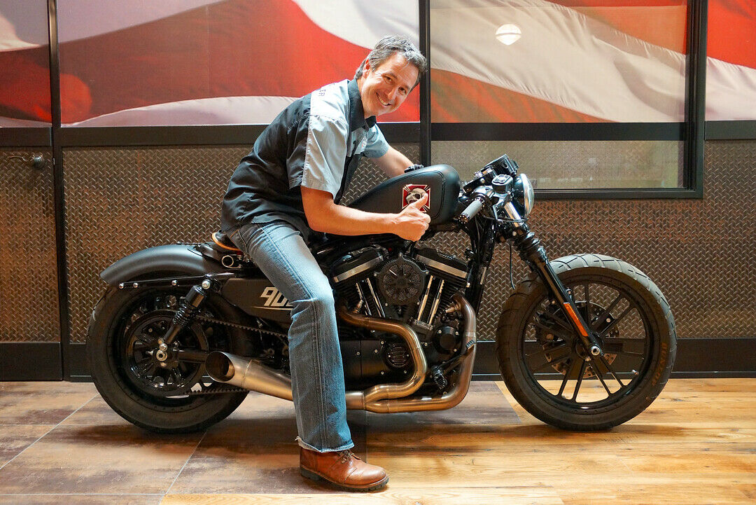 Chris McIntyre ist der Besitzer der Tony Hawk Café Sportster. Heute steht das Custombike im Hauptquartier von Eaglerider, einem großen Motorrad-Verleih in Los Angeles