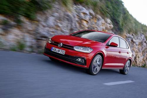 Die rote Zierleiste gehört zum GTI. Im Polo reicht sie aber nur bei LED-Lampen bis in den Scheinwerfer