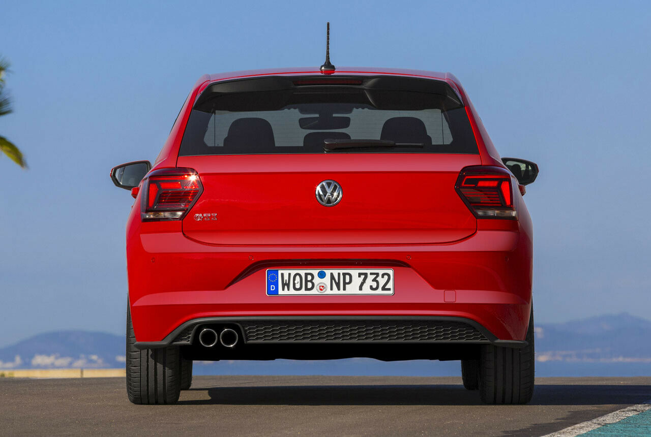 Zwei Endrohre und dunkle Lampen sind ebenfalls GTI-Merkmale