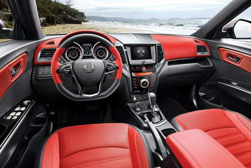 Den Innenraum des XLV peppt Ssangyong auf Wunsch mit reichlich Farbe auf, ansonsten helfen ein paar Gimmicks aber auch