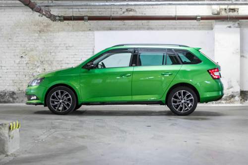 Dunkle Seitenschweller, die Dachreling und der in Wagenfarbe lackierte Heckspoiler kommen beim Skoda Fabia Combi als Teil der Monte-Carlo-Ausstattung