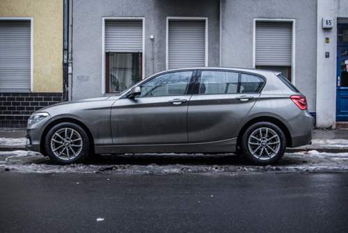 Der Platz im 1er BMW reicht am Ende auch für eine kleine Familie - aber "praktisch" geht anders