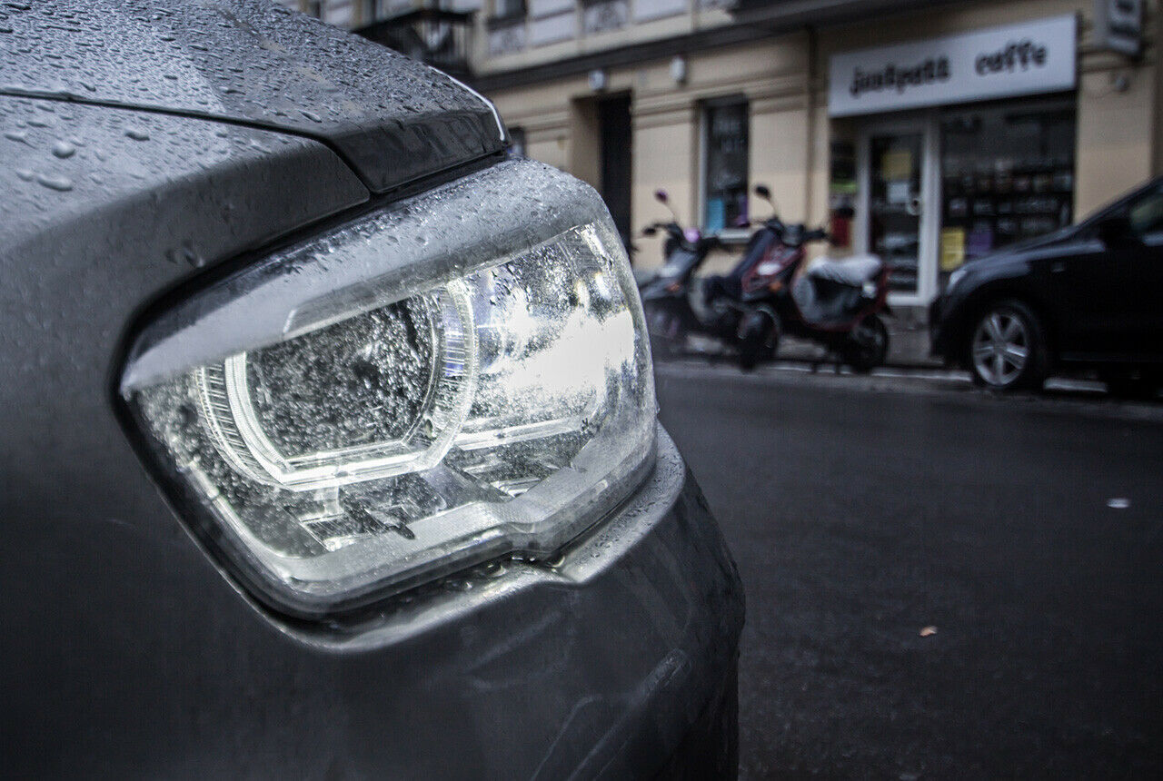 BMW 116i - Die Adaptive-LED-Scheinwerfer kosten zwar viel Geld, machen ihre Arbeit aber auch perfekt
