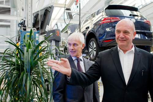 Betriebsratschef Bernd Osterloh gibt für die Leiharbeiter in Wolfsburg zumindest vorläufig Entwarnung