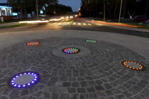 Für viel Häme sorgte die Lichtinstallation der Gemeinde Wallenhorst. 10.000 Euro kosteten die LED-Gullideckel
