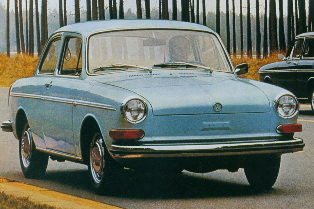 Ein hellblauer VW 1600 (Beispielbild) soll vor 42 Jahren einen Unfall verursacht haben