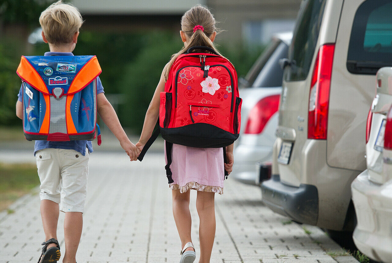 Die Wahl des Schulwegs ist Sache der Eltern. Sie sollten bei der Route weniger auf die Distanz, als auf die Sicherheit achten. Und mit den Kindern vorab üben