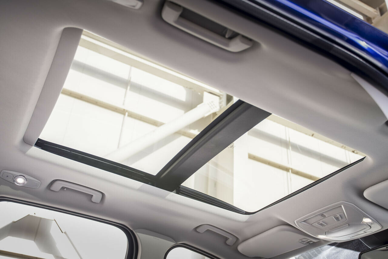 Das Panorama-Glasdach bringt etwas mehr Licht in den Ford Kuga