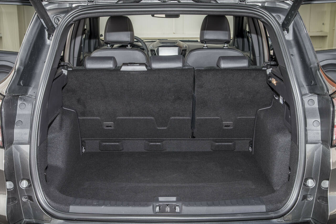 Mit Bestuhlung für fünf Personen kann der Ford Kuga gut 450 Liter einladen