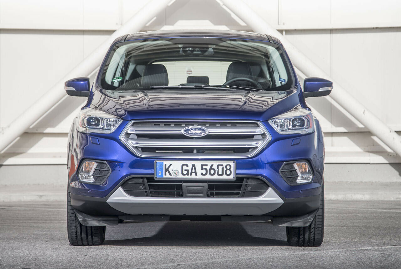 Der Standard-Kuga läuft mit Chrom-Kühlergrill vom Band