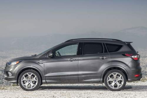 Dunkel eloxiert zeigt sich auch der Seitenscheibenrahmen am Ford Kuga mit ST-Line-Ausstattung