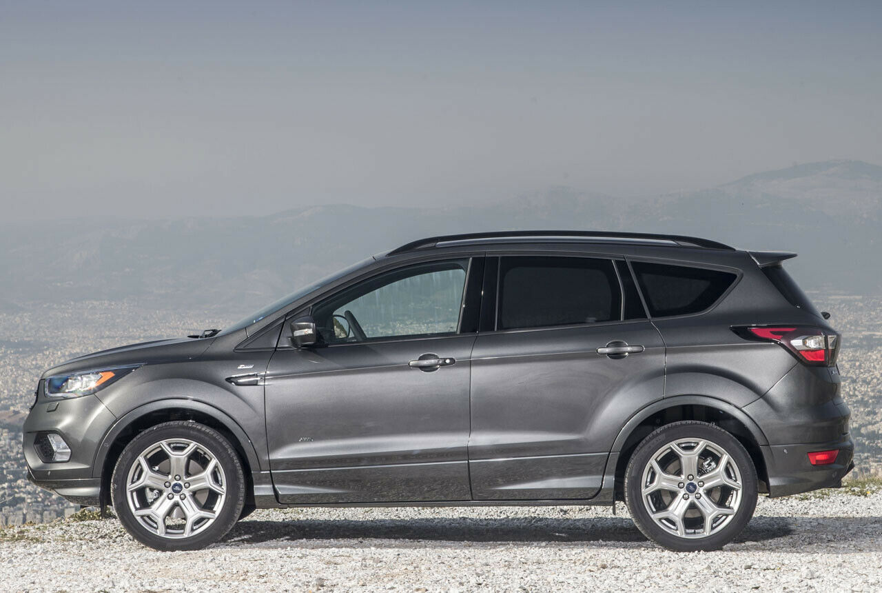 Dunkel eloxiert zeigt sich auch der Seitenscheibenrahmen am Ford Kuga mit ST-Line-Ausstattung