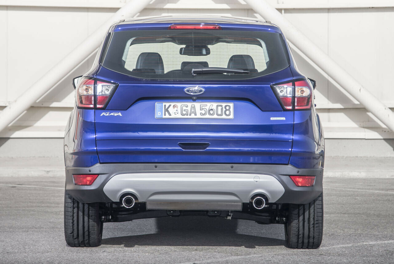 Am Basismodell des Ford Kuga prangt hinten ein silberner Unterfahrschutz