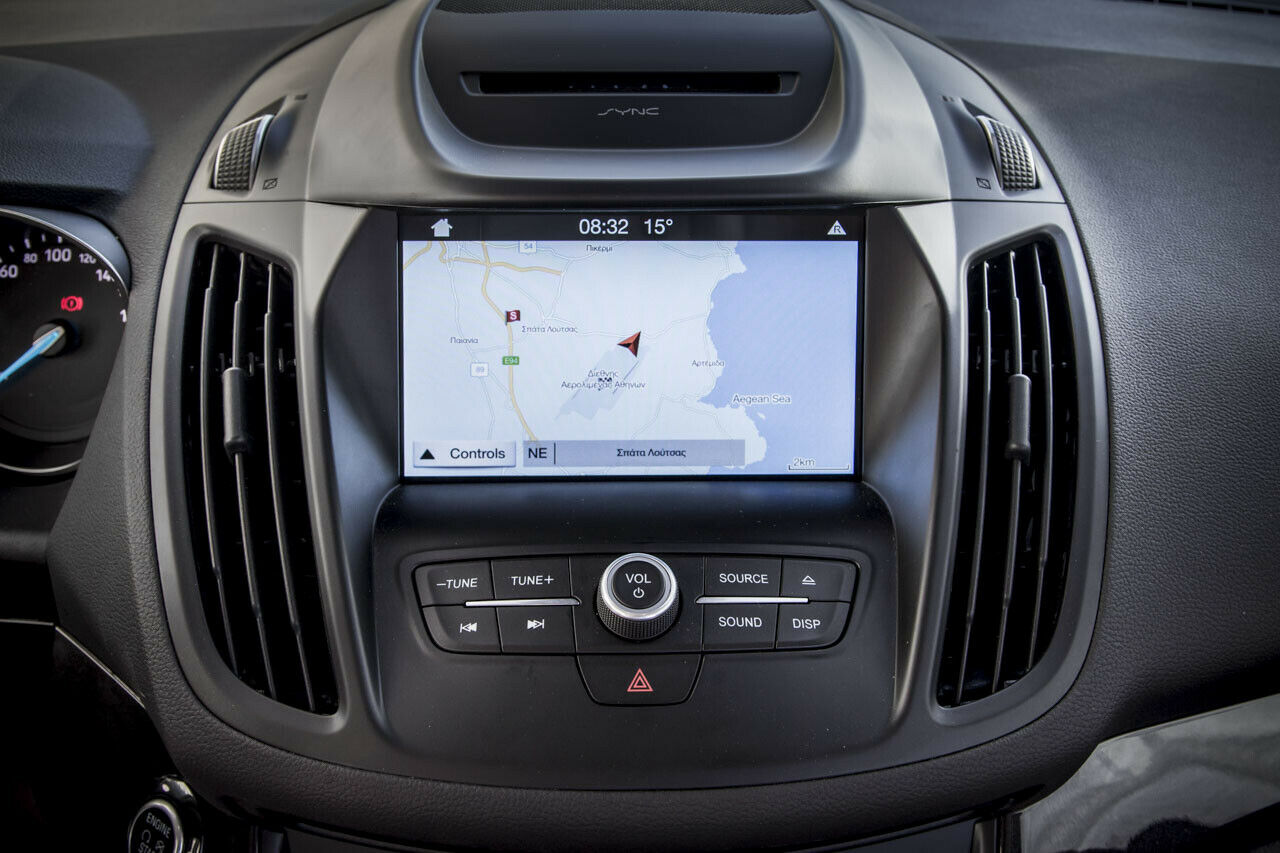 Weniger Knöpfe und ein Touchscreen zur Bedienung des Infotainmentsystems modernisieren den Innenraum des Ford Kuga