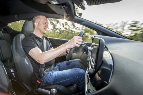 Im Cockpit vermisst Fabian einen Haltegriff für den Beifahrer